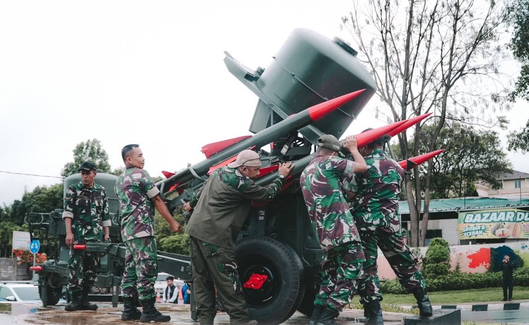 Jejak sejarah militer kota Chimahi, alutsista rapier berdiri dengan gagah di Bundaran Jathi